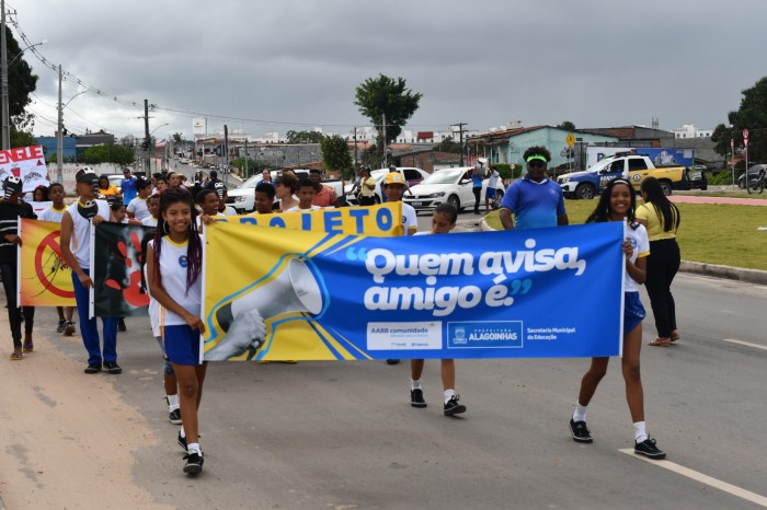 Caminhada “Quem avisa, amigo é” contra violência e o mosquito da dengue mobiliza crianças da AABB Comunidade