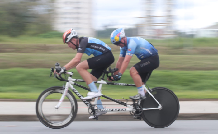 Servidor com deficiência visual guarda histórias no paraciclismo catarinense e nacional