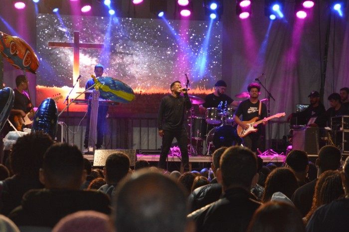 DIA DO EVANGÉLICO CELEBRA FÉ E CULTURA COM DESFILE DE IGREJAS E SHOW DE DELINO MARÇAL