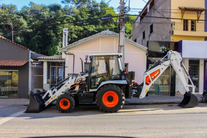 Prefeitura recebe retroescavadeira e caminhão em parceria com o Governo Estadual