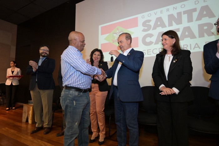 Governo do Estado reforça frota da saúde com a entrega de 25 novas viaturas e ambulância