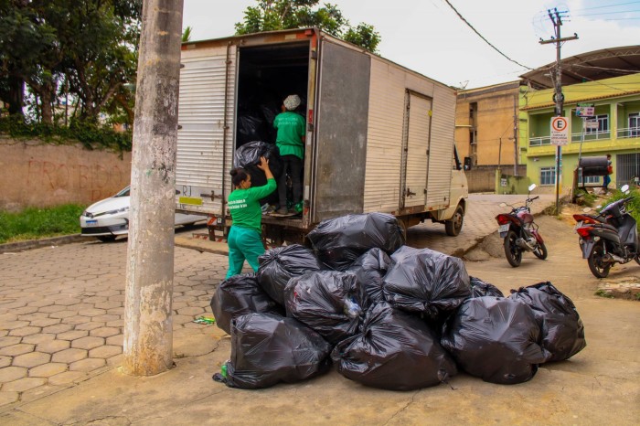 Projeto Plante Esta Ideia recolhe um caminhão cheio de garrafas pet coletadas por alunos