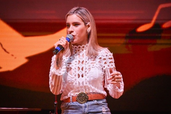 Cantora Suzi de Paula festeja 21 anos de carreira com megaevento em PG