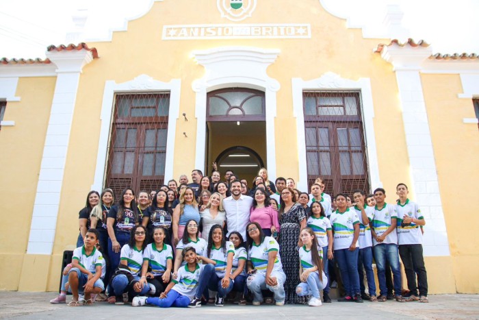 Governador Rafael Fonteles inaugura prédio histórico de escola em Piracuruca