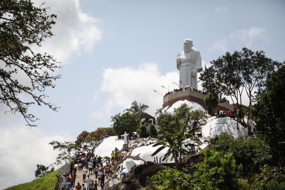 Em São Joaquim do Monte, governadora Raquel Lyra prestigia a 30ª edição da Romaria de Frei Damião