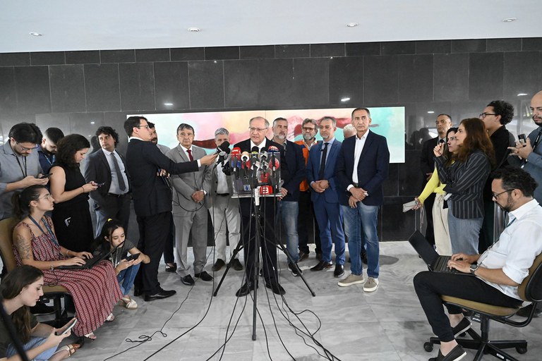 Governo cria comitê permanente de apoio, amplia ações de auxílio e fará nova visita ao Rio Grande do Sul no domingo.