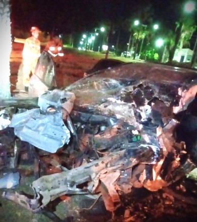 Corpo de Bombeiros resgata jovem preso às ferragens de acidente de trânsito
