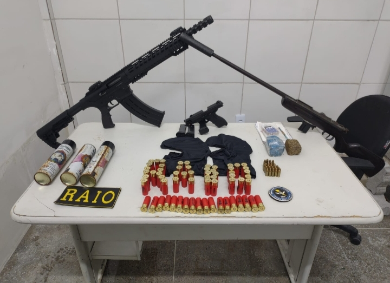 PMCE prende suspeito com duas armas longas e uma pistola, em Horizonte