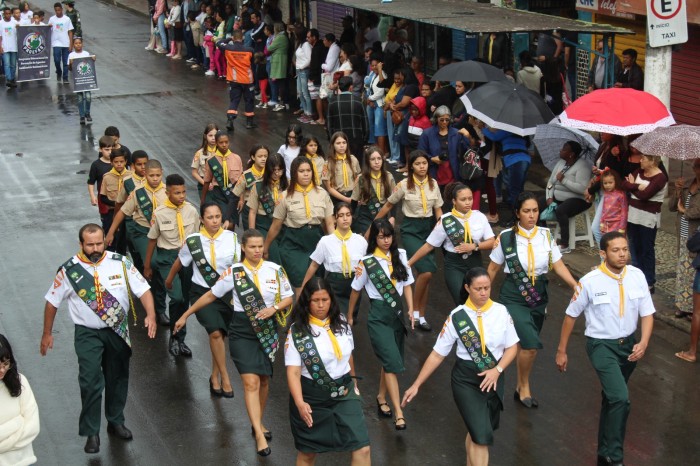 DESFILE CÍVICO ESCOLAR MILITAR MARCA A TRADIÇÃO DO 7 DE SETEMBRO EM GUAÇUÍ