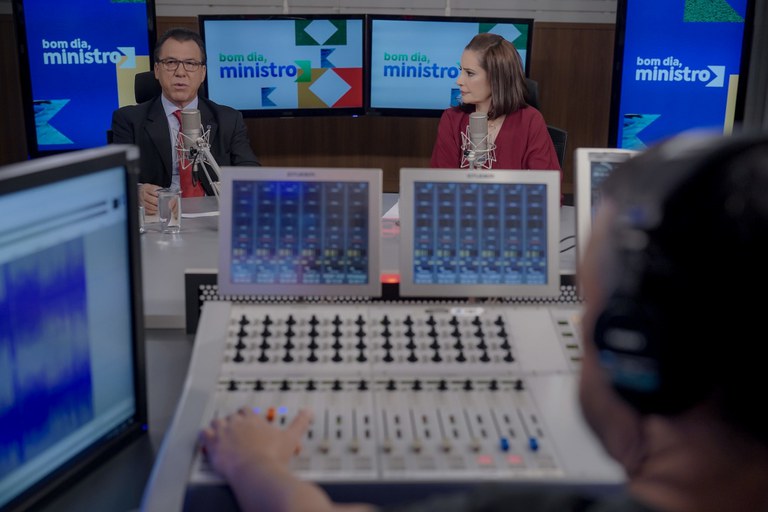 Luiz Marinho anuncia concurso para 900 vagas de auditores no Ministério do Trabalho.