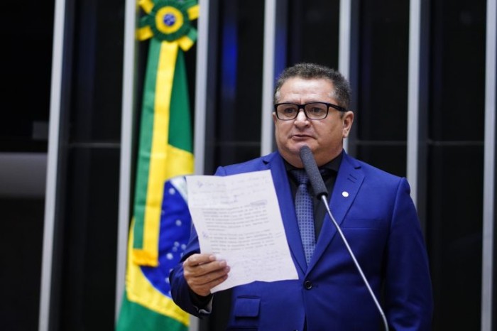 Comissão aprova projeto que beneficia escola com estudantes imigrantes