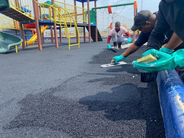 Areia de playgrounds começam a ser substituídas por material de polipropileno