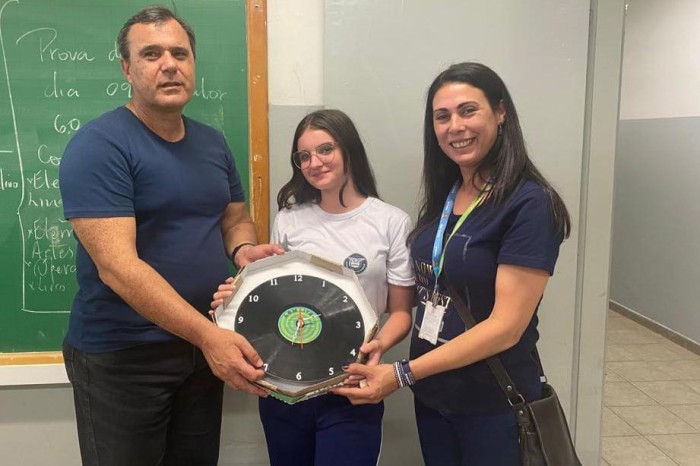 Alunos produzem relógios com discos de vinil e doarão verba das vendas a hospital infantil