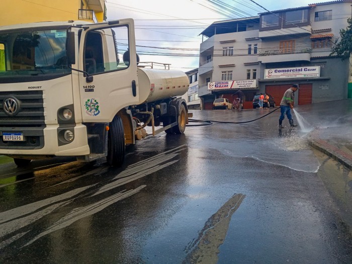 Prefeitura continua com o trabalho de limpeza das ruas