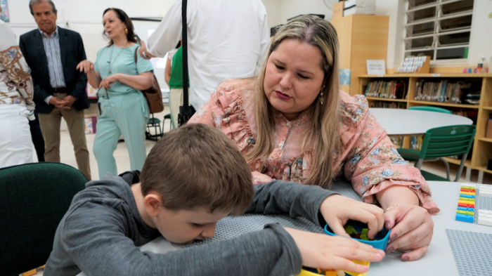 Educação recebe a visita de uma das autoras do LEGO Braille Bricks