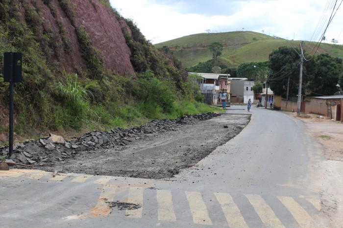 AVENIDA SÉRGIO RICARDO JANUÁRIO COUZI ESTÁ RECEBENDO REPAROS NA PAVIMENTAÇÃO