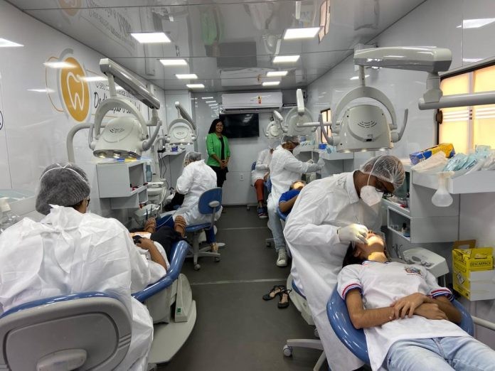 Odontomóvel chega a mais oito municípios nesta semana para atender estudantes e educadores da rede estadual de ensino