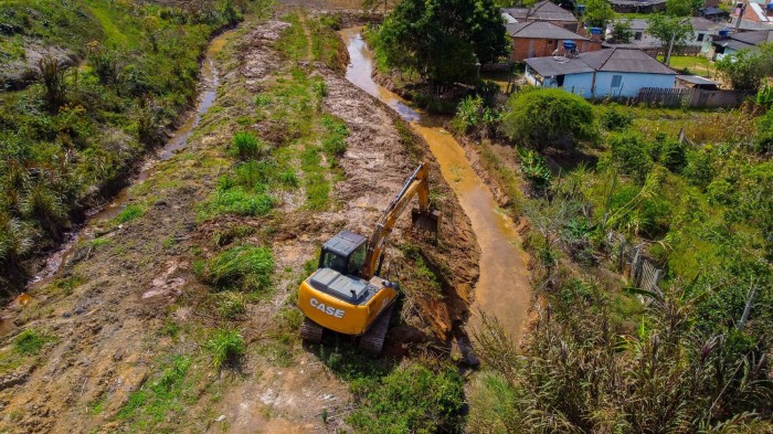 Prefeitura realiza desassoreamento do córrego em Santíssima Trindade