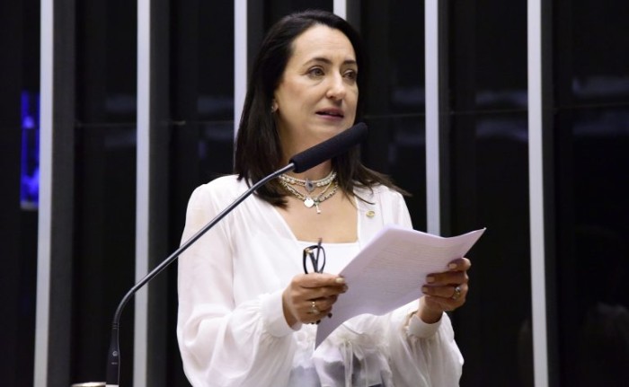 Comissão aprova projeto que exige distribuição no SUS do cordão de fita com girassóis