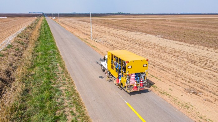Município realiza sinalização viária em estradas do interior