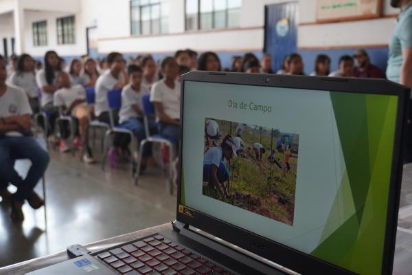 Alunos da Escola Papa conhecem o “Reflora Sorriso + Verde”