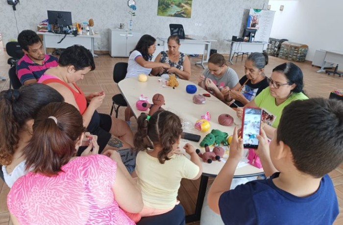Detentos e artesãs aprendem a fazer amigurumi em Naviraí