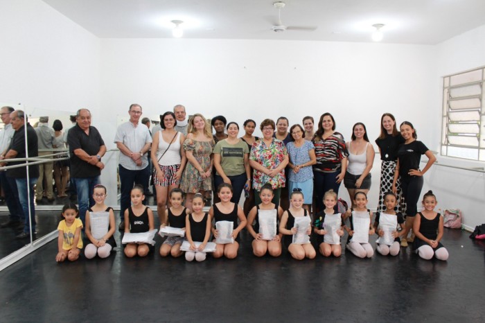 Cultura entrega kits de uniformes para alunos da Escola Municipal de Dança