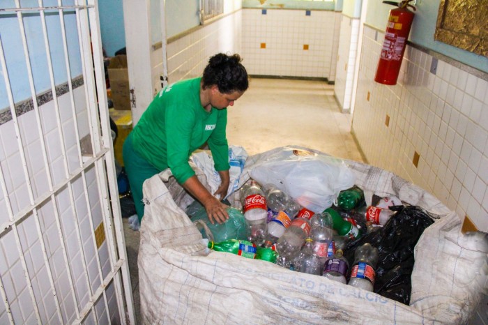 Mais de 30 mil garrafas pet são recolhidas nas escolas graças ao projeto Plante Essa Ideia