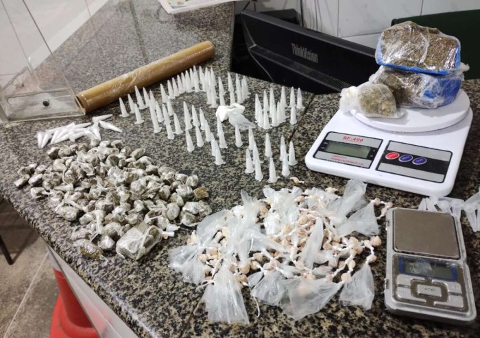 Homem suspeito de tráfico de drogas é capturado em flagrante pela PMCE no bairro Siqueira