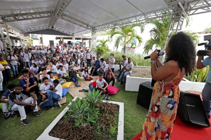 Estudantes da rede estadual de Feira de Santana participam de Feira do Livro até domingo (1º)