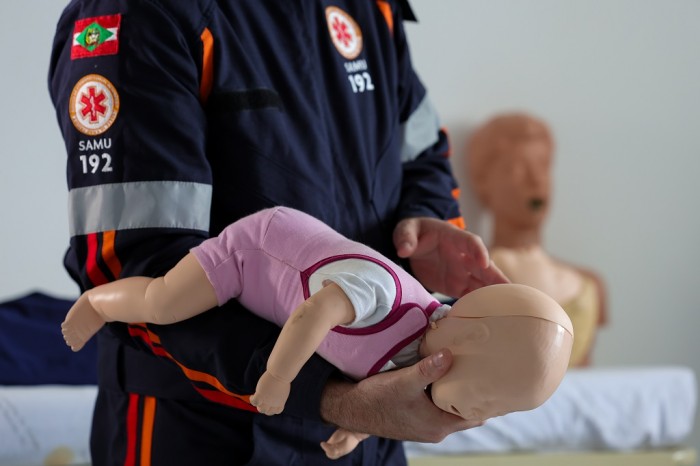 Engasgo em crianças e bebês são comuns, mas podem ser perigosos: saiba como agir nestas situações