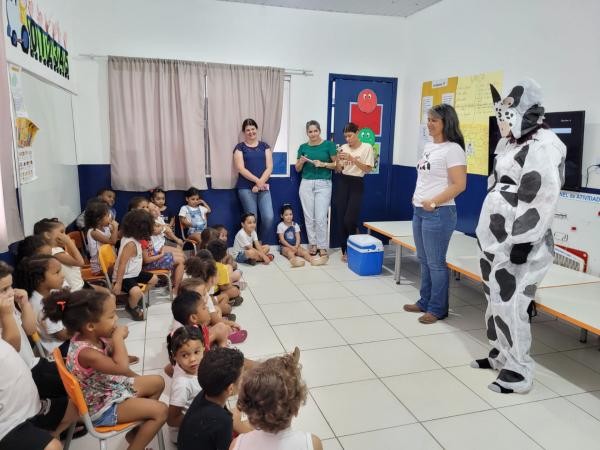 Alunos da educação infantil recebem visita de produtora de queijo do Poranga