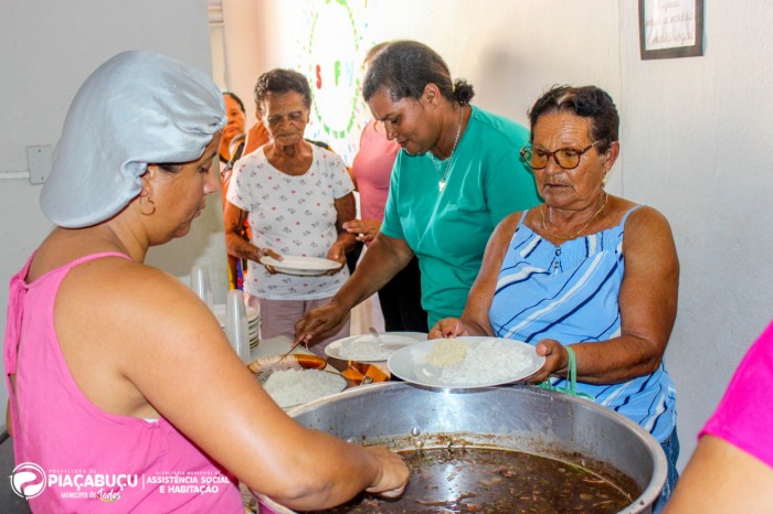 Cras de Piaçabuçu celebra o Dia do Idoso com feijoada e homenagens