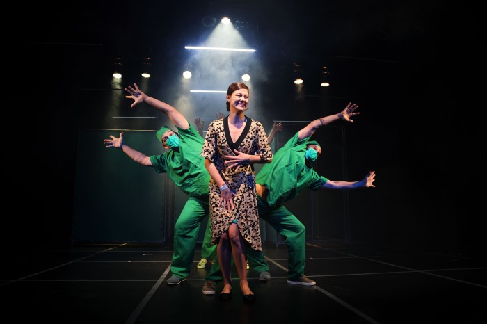 Peça satírica “Pela Hora da Morte” retorna aos palcos do Teatro Zé Maria