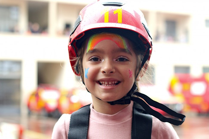 Crianças se divertem no quartel no aniversário de 111 anos do Corpo de Bombeiros