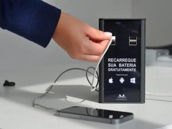 Parlamentar pede que a Prefeitura instale carregadores de celular em unidades de Saúde