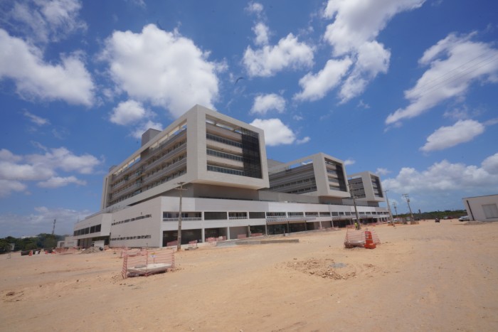 Governador Elmano de Freitas realiza vistoria na reta final de obras do prédio do Hospital Universitário do Ceará