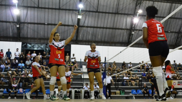 Vôlei feminino vence mais uma e avança para a semifinal