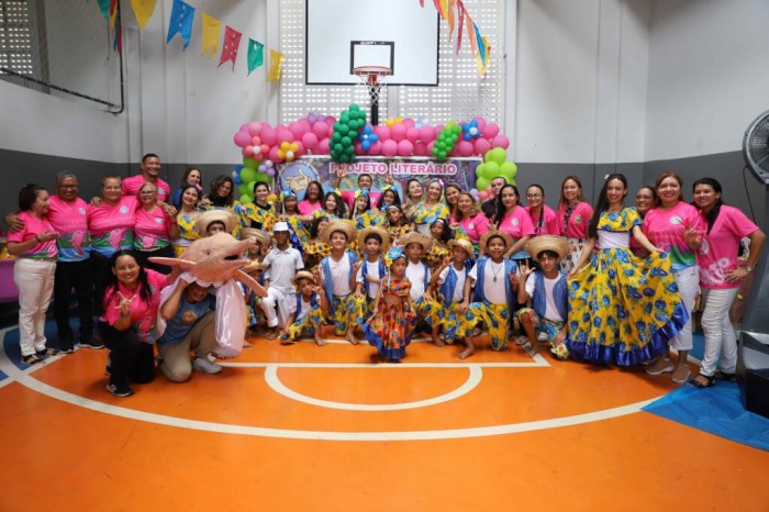 Projeto de literatura promove o contato de alunos surdos e surdos-cegos com a lenda do boto cor de rosa