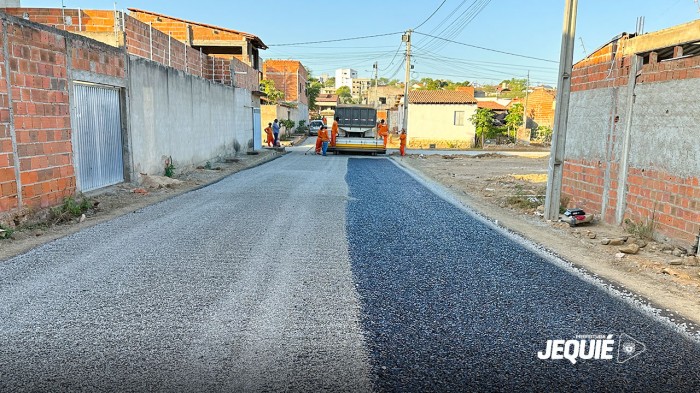 Após serviço de terraplanagem e drenagem, Prefeitura de Jequié inicia pavimentação asfáltica do Loteamento Vila Aeroporto