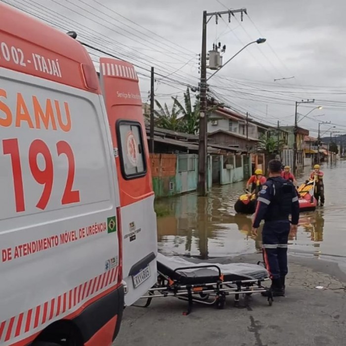 Saúde segue prestando assistência vital às vítimas das enchentes em Santa Catarina
