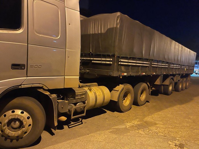 Em Marabá, BPRV apreende dois caminhões com madeira ilegal