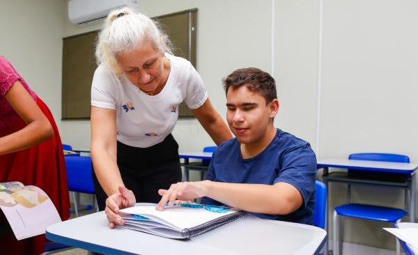 Prefeitura forma turma de alunos no curso básico de Braille