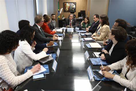 Presidente do STF recebe organizações de defesa da liberdade de imprensa para discutir o combate ao assédio judicial.