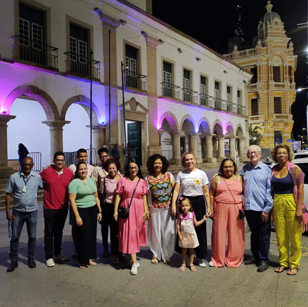 Câmara realiza sessão especial sobre Perda Gestacional e ganha iluminação na fachada para alertar sobre o tema.