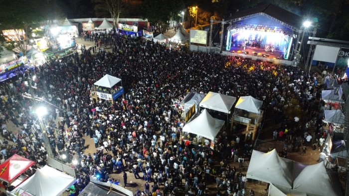 Matheus e Kauan encantam multidão na primeira noite da festa de aniversário de Iúna