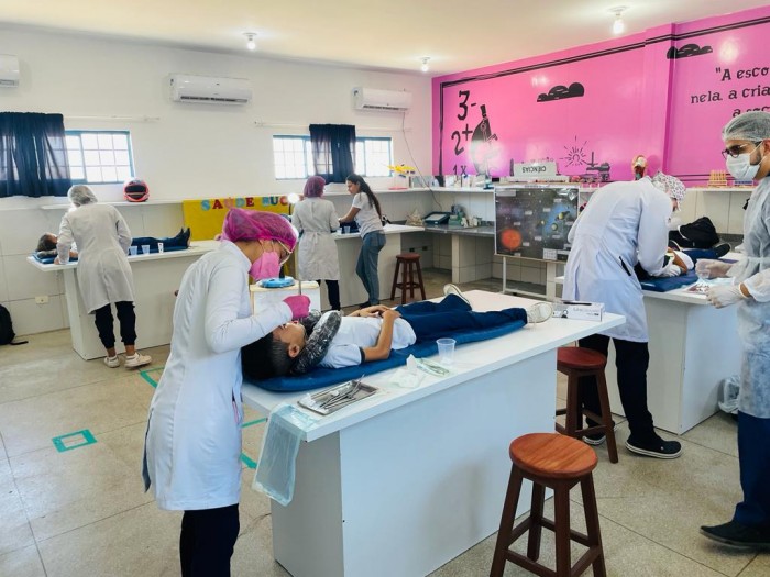 Equipe de Saúde Bucal oferta atendimento odontológico para crianças em escolas do município 
