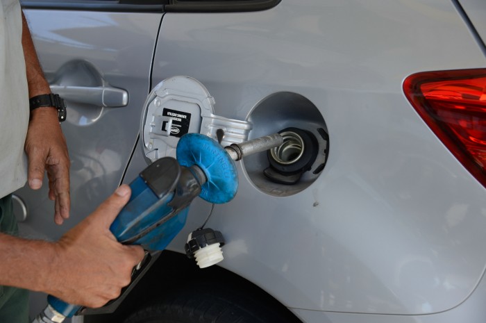 Preço da gasolina diminui e do diesel aumenta para distribuidoras 