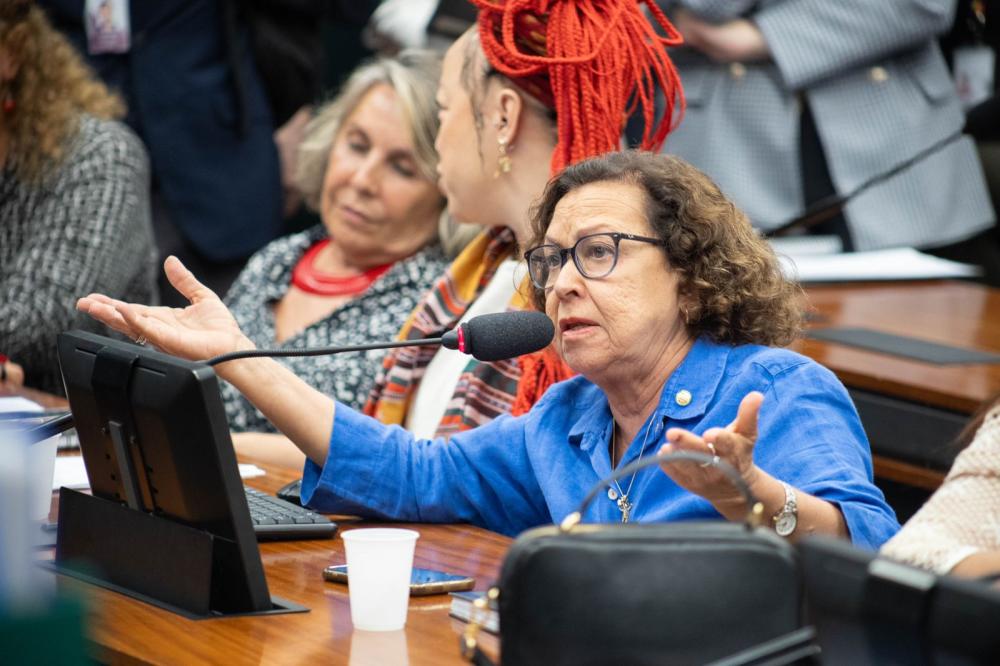 Em entrevista à Folha, Lídice defende Flávio Dino de especulações sobre desmembramento do Ministério da Justiça.