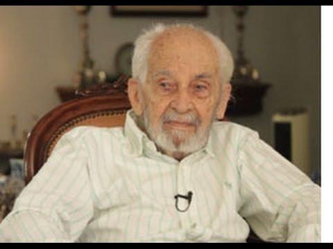 Entrevista inesquecível! Testemunha das últimas oito décadas da história do Brasil, o jornalista conviveu com a cúpula política do país e com importantes nomes da imprensa. Combativo e controverso, Helio Fernandes foi preso nove vezes, desterrado três e s